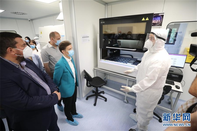지난 30일 세르비아 남부 도시인 니시에서 아나 브르나비치 세르비아 총리가 새로 준공한 ‘불의 눈’ 바이러스 검사 실험실을 시찰하고 있다. [사진 출처: 신화사/세르비아 정부 제공]