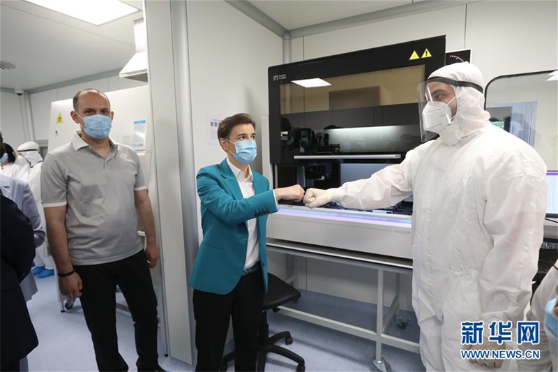 지난 30일 세르비아 남부 도시인 니시에서 아나 브르나비치 세르비아 총리가 새로 준공한 ‘불의 눈’ 바이러스 검사 실험실을 시찰하고 있다. [사진 출처: 신화사/세르비아 정부 제공]