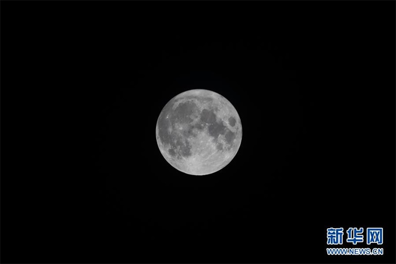 8월 3일 23시 59분에 상하이에서 촬영한 보름달 [사진 출처: 신화망]