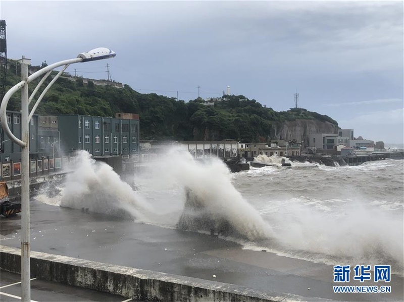 지난 4일 태풍의 영향으로 저우산시 성쓰현 성산진의 해변에 거대한 파도가 일었다. [사진 출처: 신화망]