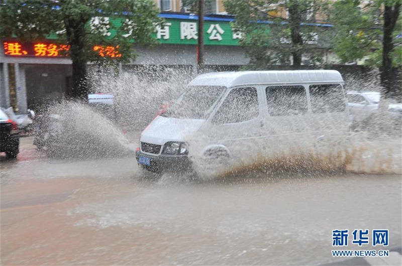 차량이 진화시 판안현에서 물에 잠긴 도로를 달리고 있다. [사진 출처: 신화망]