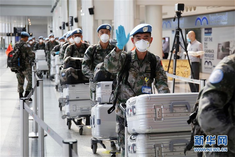 레바논 베이루트의 라피크 하리리 국제공항에서 중국 제18차 레바논 평화유지군 1진 군인들이 귀국길에 오르기 전에 전우들에게 작별인사를 하고 있다. [7월 28일 촬영/사진 출처: 신화망]