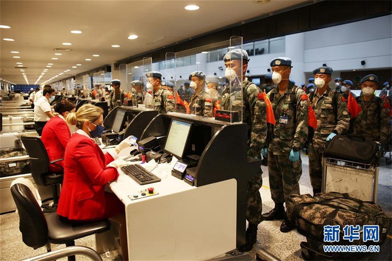 군인들이 탑승 수속을 밝고 있다. [7월 28일 촬영/사진 출처: 신화망]