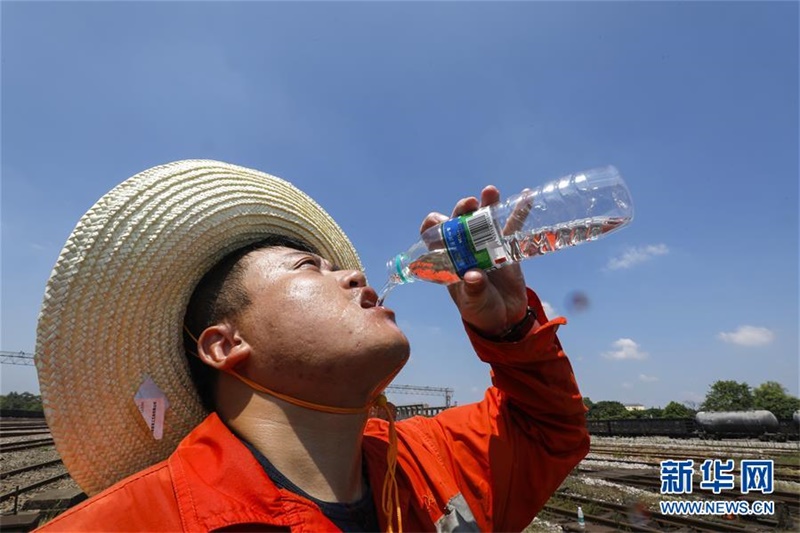 잉탄 공공토목사업 기계단지의 인부가 물을 마시며 갈증을 해결하고 있다. [8월 4일 촬영/사진 출처: 신화망]