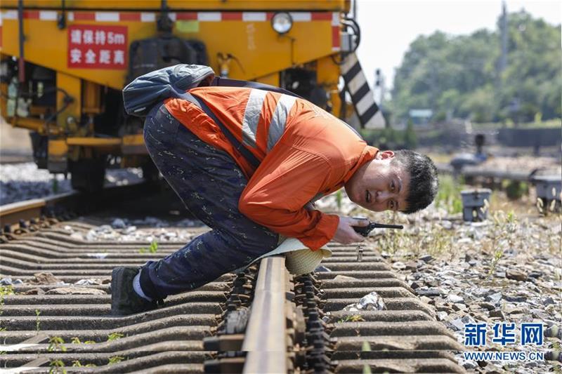 잉탄 공공토목사업 기계단지의 인부가 철도 레일을 점검하고 있다. [8월 4일 촬영/사진 출처: 신화망]