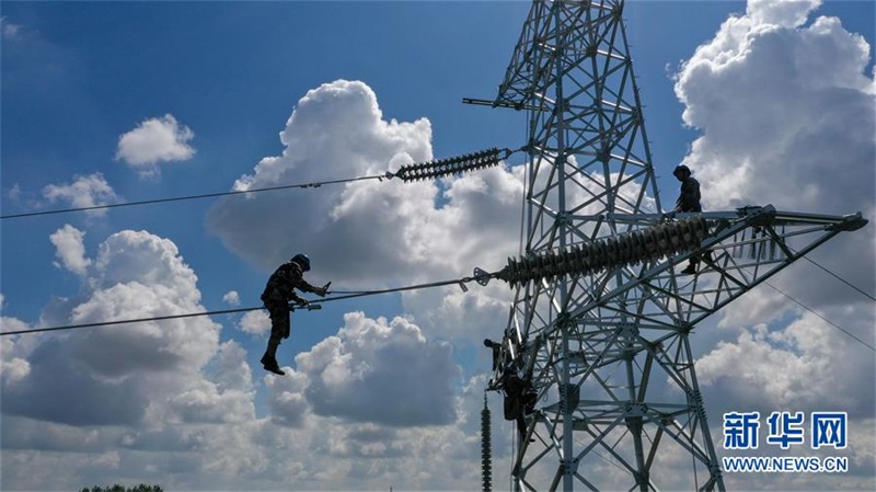 전력공급 인력들이 지린성 창춘시 한 송전철탑에서 맡은 일에 최선을 다하고 있다. [8월 6일 드론 촬영/사진 출처: 신화망]