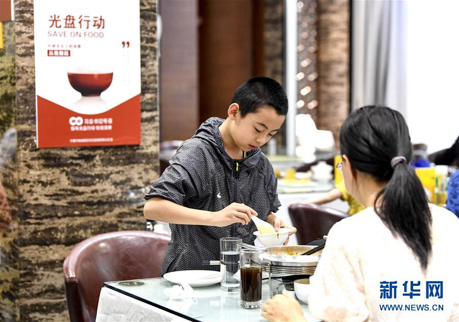 고객들이 닝샤 인촨시 닝웨이러우식당에서 식사를 하고 있다. [8월 15일 촬영/사진 출처: 신화사]