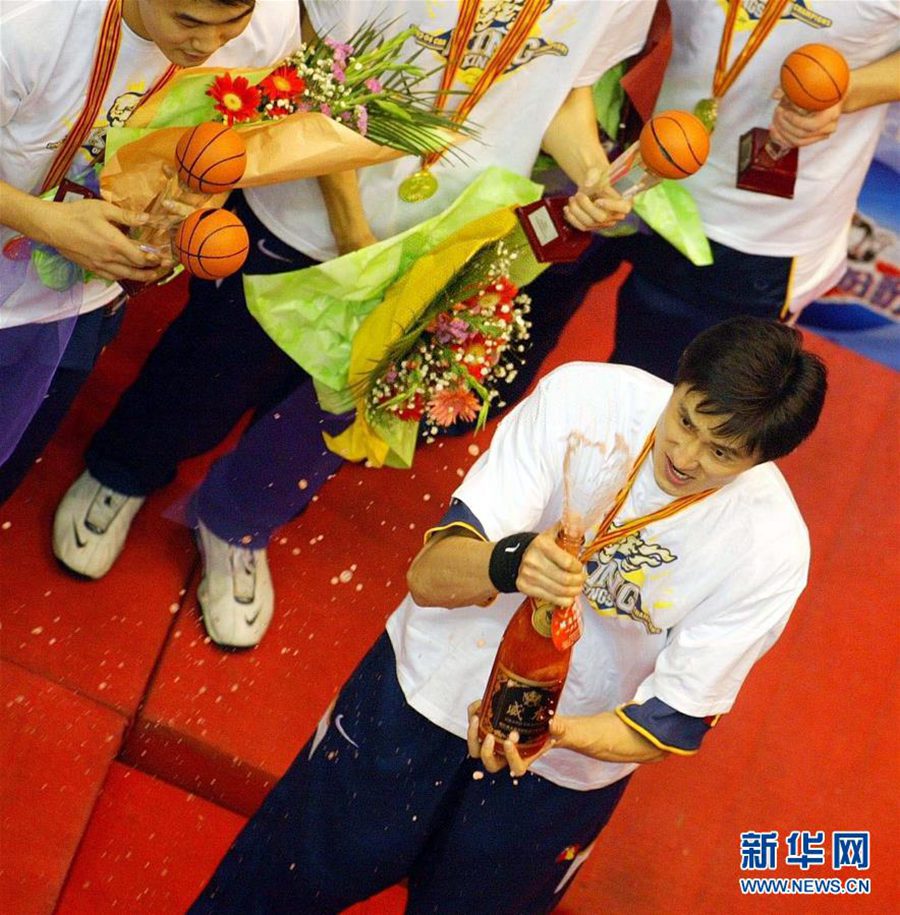 2004년 3월 3일 2003~2004 시즌 CBA 결승 4차전에서 광둥훙위안(廣東宏遠)팀이 원정 경기에서 98:84로 바이(八一)팀을 물리치고 승리했다. 이는 광둥팀의 두펑(杜鋒) 선수가 승리를 자축하고 있다. [사진 출처: 신화망]