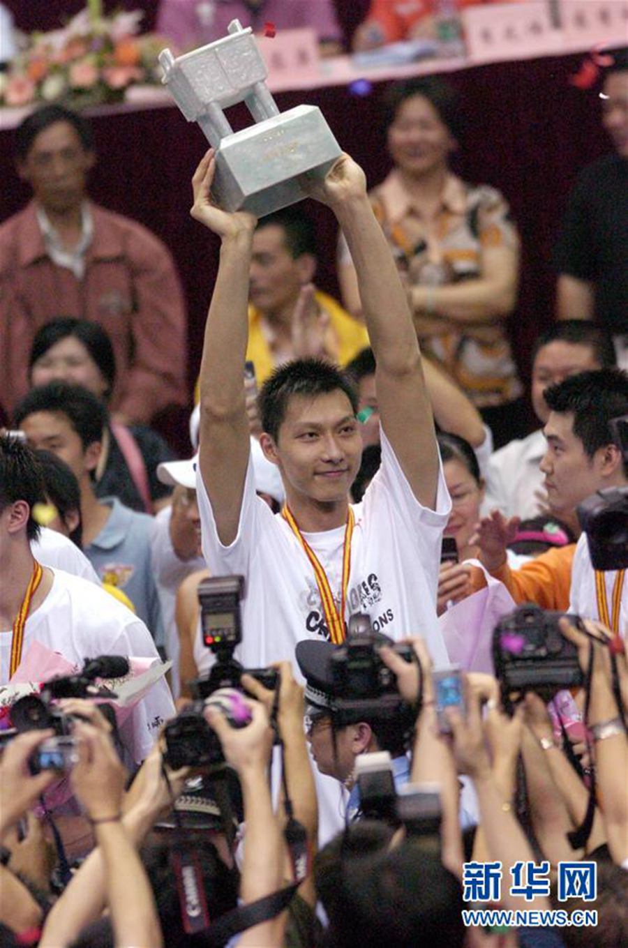 2006년 4월 19일 2005~2006 시즌CBA 결승 5차전에서 광둥바오마스(寶瑪仕)팀이 홈그라운드에서 바이솽루(八一雙鹿)팀을 88:81로 꺾고 우승했다. 광둥바오마스팀의 이젠롄(易建聯·가운데) 선수가 트로피를 들어 보이고 있다. [사진 출처: 신화망]