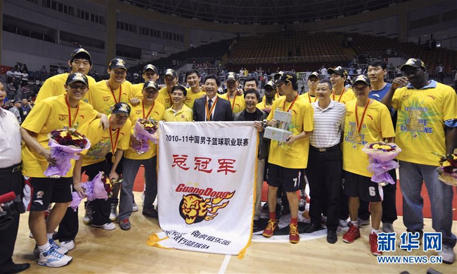 2011년 4월 27일 2010~2011 시즌 CBA 결승 6차전에서 광둥둥관은행팀이 원정 경기에서 103:93로 신장광후이자동차팀을 물리치고 승리했다. 광둥둥관은행팀 선수들이 승리를 자축하고 있다. [사진 출처: 신화망]