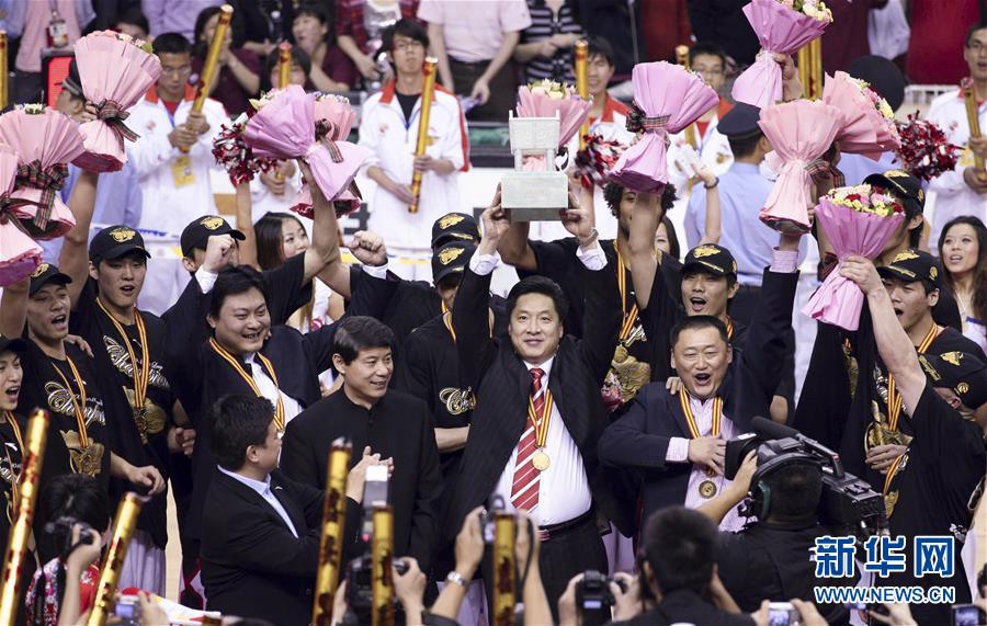 2010년 4월 25일 2009~2010 시즌 CBA 결승 5차전에서 광둥둥관은행팀이 홈그라운드에서 103:94로 신장광후이팀을 물리치고 승리했다. 광둥둥관은행팀 감독 리춘장(가운데)이 트로피를 들어올리고 있다. [사진 출처: 신화망]