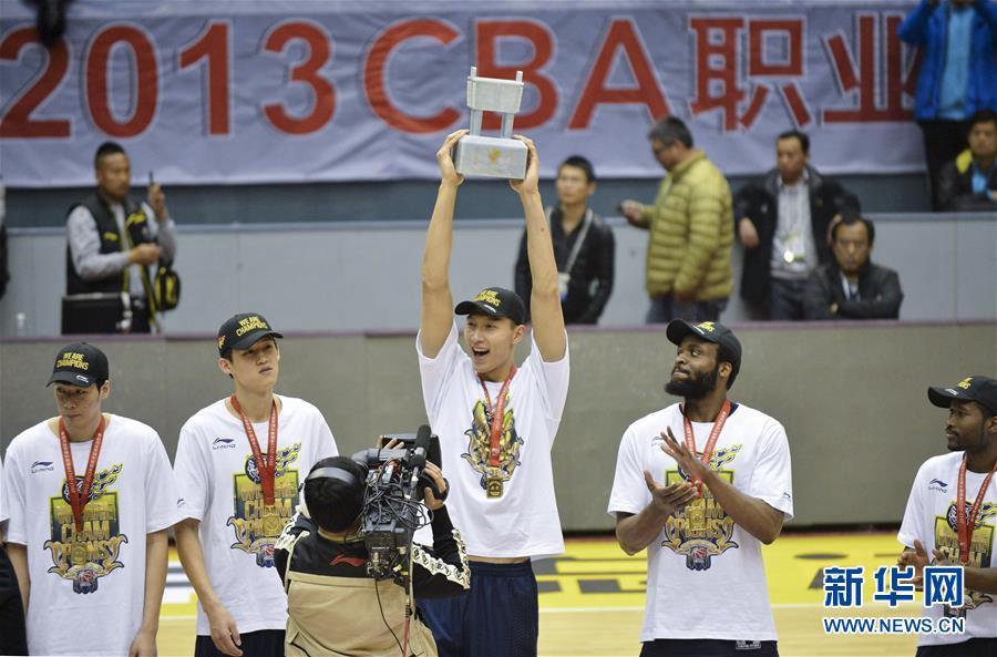 2013년 3월 29일 2012~2013 시즌 CBA 결승 4차전에서 광둥둥관은행팀이 원정 경기에서 산둥황금(山東黃金)팀을 94:74로 꺾고 우승했다. 광둥둥관은행팀 선수 이젠롄(가운데)이 시상식에서 트로피를 들어 올렸다. [사진 출처: 신화망]