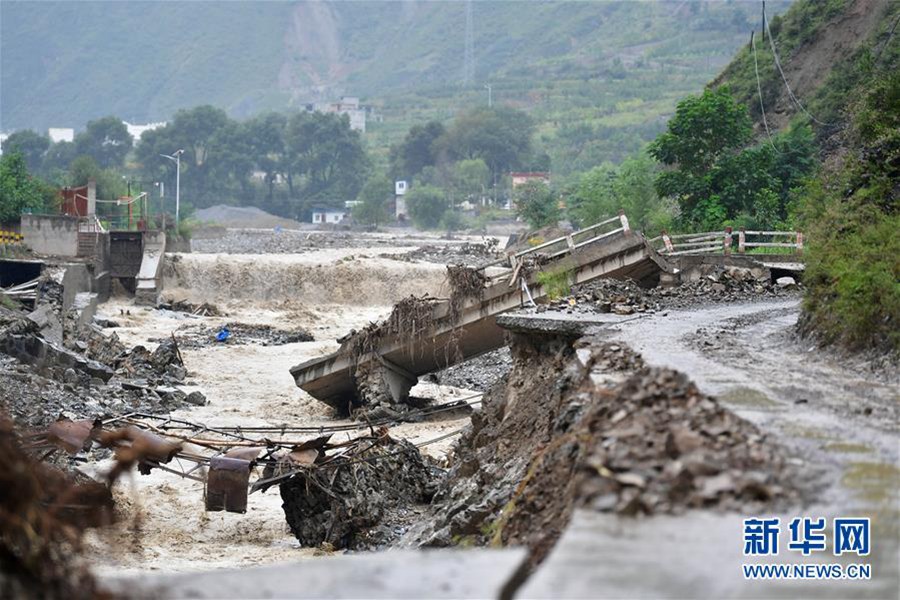 일부 파손된 도로와 다리 [8월 23일 촬영/ 사진 출처: 신화망]