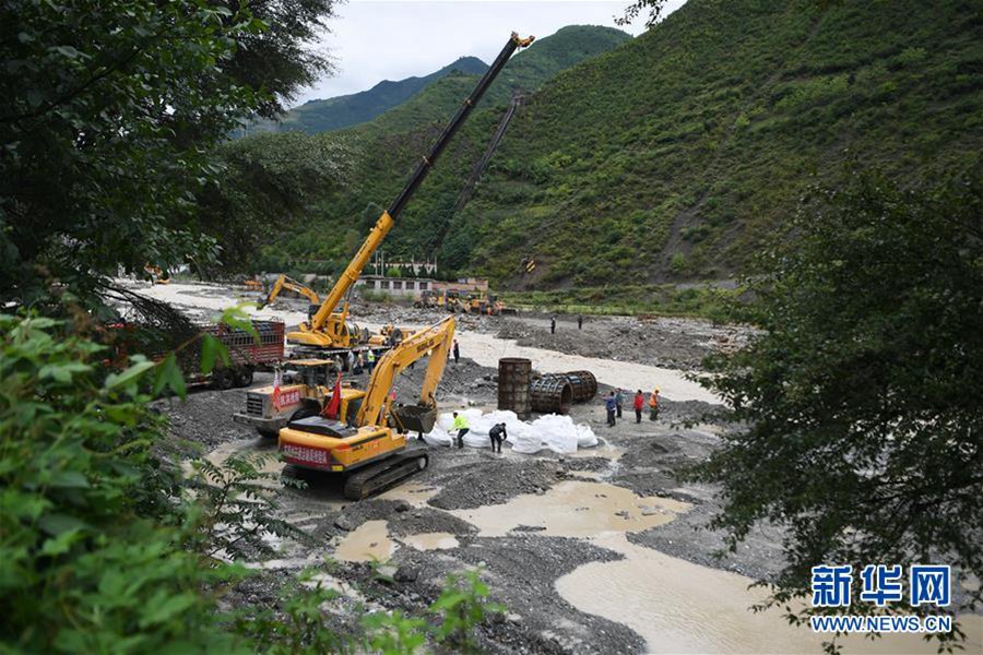 구조원들이 저우위현 마을 도로 복구 작업에 한창이다. [사진 출처: 신화망]