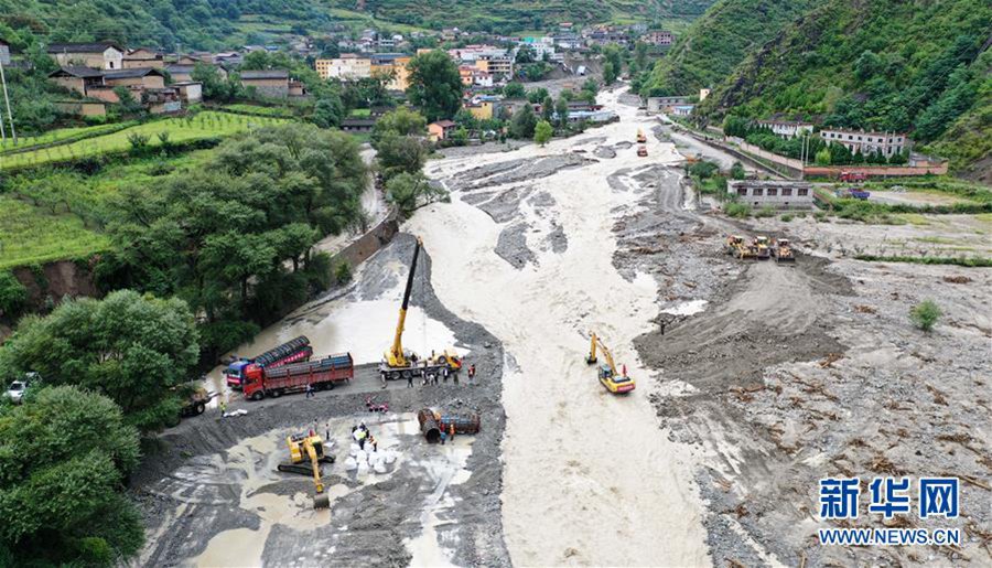 구조원들이 저우위현 마을 도로 복구 작업에 한창이다. [드론 촬영/사진 출처: 신화망]