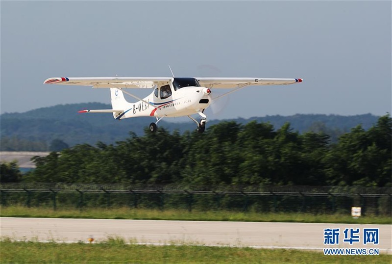 ‘링옌’ AG50 경량항공기가 후베이 징먼 비행장에서 첫 이륙에 성공했다. [8월 26일 촬영/사진 출처: 신화망]