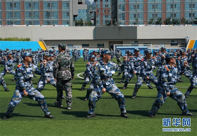 베이징화공대학교 19학번 학생들이 군사 훈련을 하고 있다.  [사진 출처: 신화망]