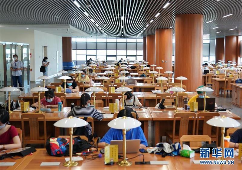 학생들이 도서관에서 공부를 하고 있다. [사진 출처: 신화망]