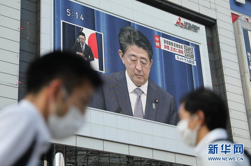 지난 28일 일본 도쿄의 한 전광판을 통해 아베 신조 일본 총리가 기자회견에 참석한 모습이 보인다. [사진 출처: 신화망]