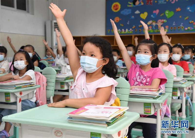 베이징 하이뎬(海澱)구 타이핑(太平)로 초등학교 1학년 학생들이 입학 교육을 받고 있다. [사진 출처: 신화망]