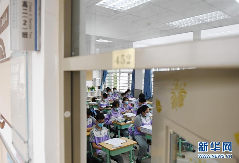 학생들이 교실에서 자습 중이다. [사진 출처: 신화망]