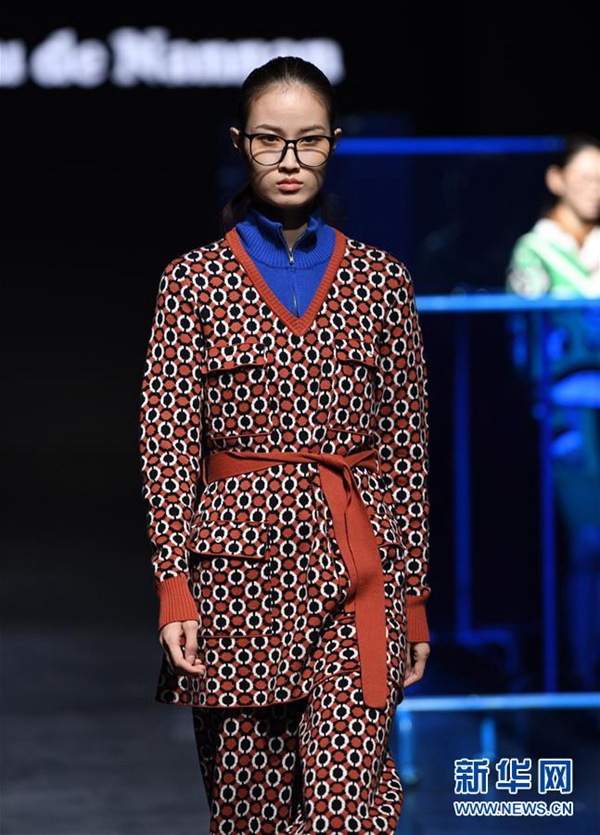 모델이 ‘Lou de Nannan’ 2020 F/W 런웨이에서 옷을 선보이고 있다. [사진 출처: 신화망]
