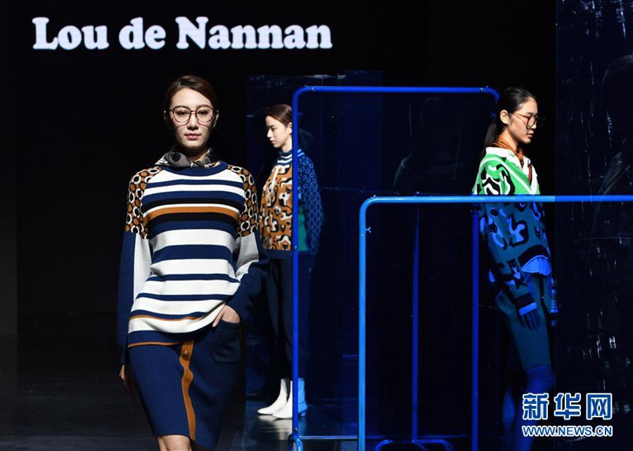 모델이 ‘Lou de Nannan’ 2020 F/W 런웨이에서 옷을 선보이고 있다. [사진 출처: 신화망]