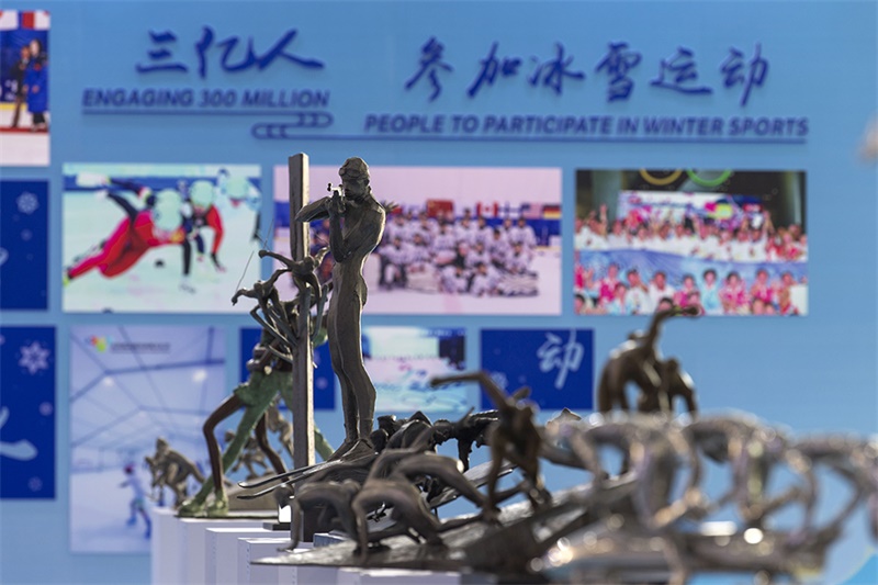 겨울 스포츠 전시 구역이 2022년 베이징 동계올림픽 테마관에 설치되었다. [사진 출처: 인민망]