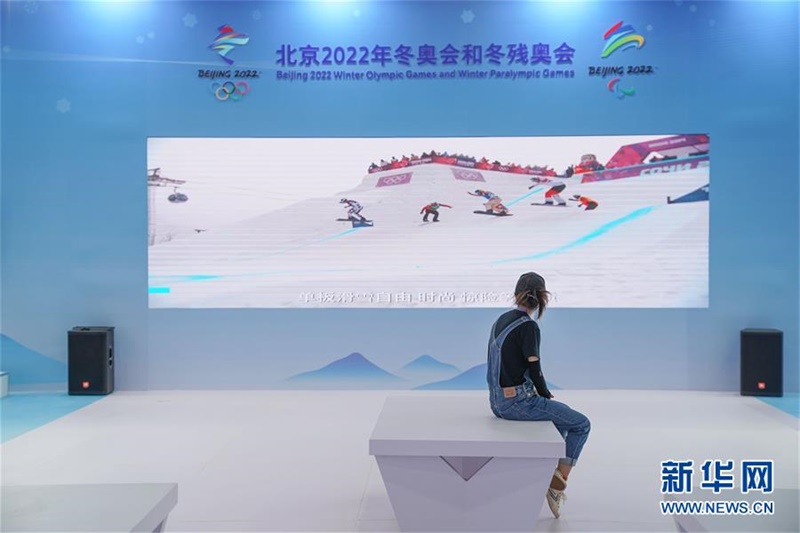 야외 전시관 A구역에서 한 여성이 동계올림픽 홍보영상을 보고 있다. [사진 출처: 신화망]