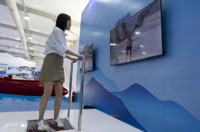 9월 1일 국제동계스포츠박람회 베이징 2022 동계올림픽 조직위 전시 구간, 취재기자가 가상 스키 체험 중이다. [사진 출처: 인민포토]