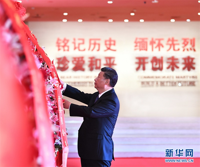 시진핑 주석이 꽃바구니에 달린 리본을 정리하고 있다. [사진 출처: 신화망]