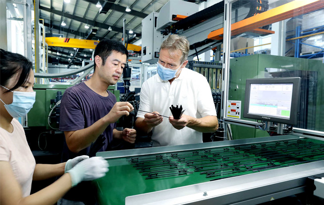 장쑤(江蘇) 쿤산(昆山) 독일산업단지에 소재한 한 독일계 기업에서 중국인 기술자와 독일인 기술자가 제품을 검사하고 있다. [8월 3일 촬영/사진 출처: 인민포토]