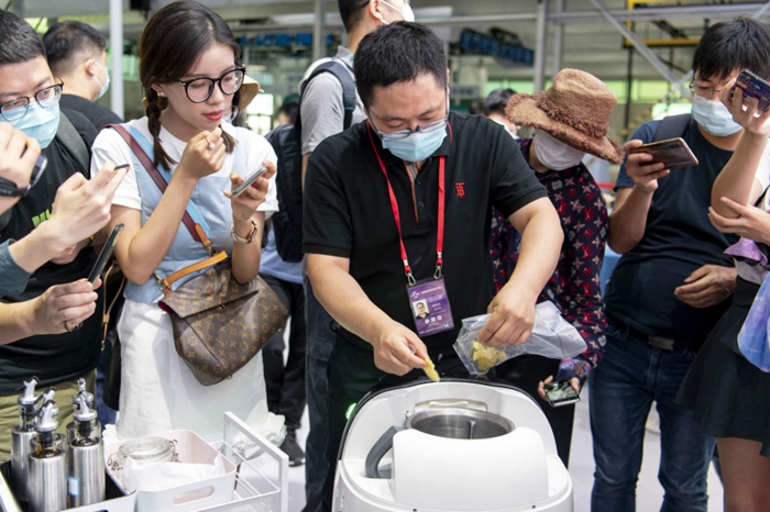 CIFTIS 서비스 로봇 테마 전시관에서 전시 참가 업체가 요리 로봇을 시연하고 있다. [9월 1일 촬영/사진 출처: 인민포토]