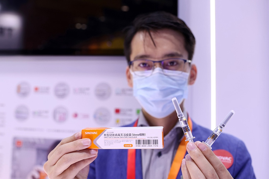 직원이 중국산 코로나 백신을 선보이면서 설명하고 있다. [사진 출처: 인민망]