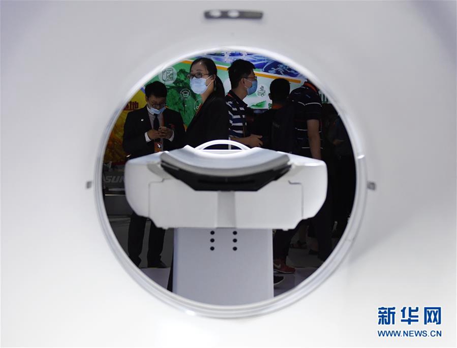 관람객들이 ‘심도천안(深度天眼) CT’를 참관하고 있다. [9월 6일 촬영/사진 출처: 신화망]