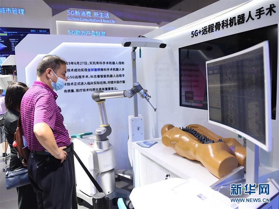 관람객이 5G 원격정형외과수술로봇을 참관하고 있다. [9월 6일 촬영/사진 출처: 신화망]