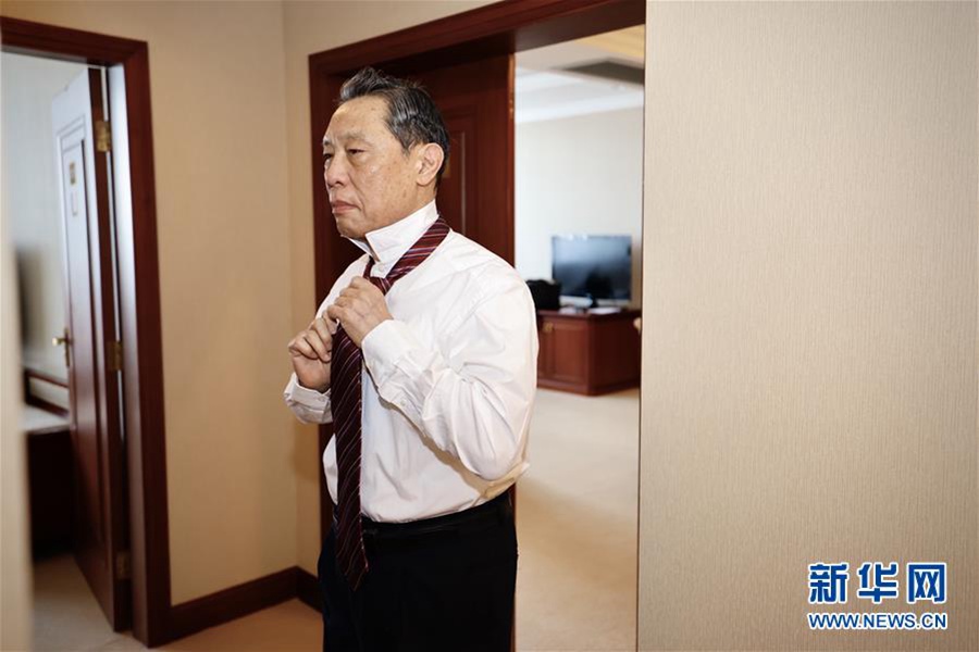 ‘공화국 훈장’ 수상자인 중난산 원사가 넥타이를 매고 있다. [9월 8일 촬영/사진 출처: 신화망]