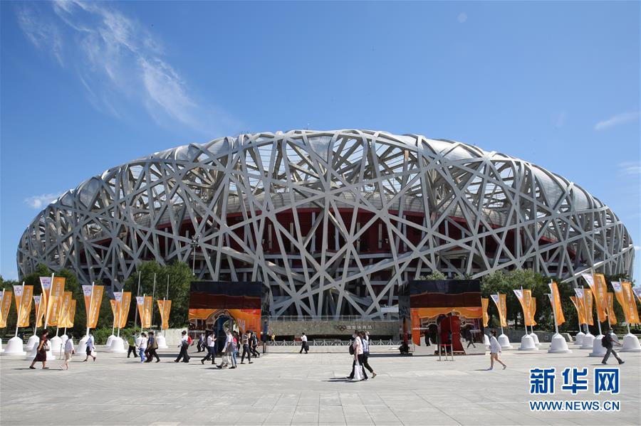 관람객들이 베이징 올림픽공원 중축경관대로의 CIFTIS 전시관을 참관하고 있다. [사진 출처: 신화망]