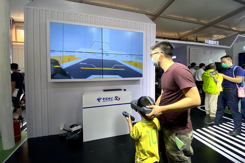 시민들이 VR 영상을 체험하고 있다. [사진 출처: 인민망]