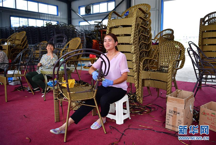 산시 한인현 젠츠(澗池)진 쯔윈난쥔(紫雲南郡)단지 주민이 단지 공장에서 등나무 의자를 제작하고 있다. [7월 24일 촬영/사진 출처: 신화망]