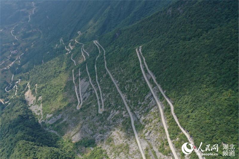 벼랑 하늘길은 옥티를 연상케 하는 구불구불한 길이 산등성이 사이에 놓여 있는 듯하다. [사진 출처: 인민망/촬영: 천보원(陳博文), 자오퉁(趙瞳)]