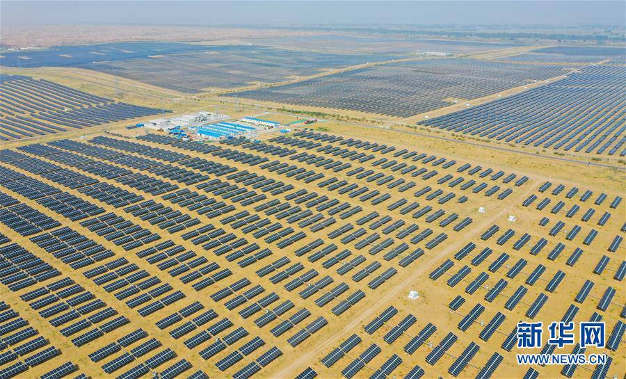 쿠부치 사막에 위치한 태양광 발전소 기지 [드론 촬영/사진 출처: 신화망]