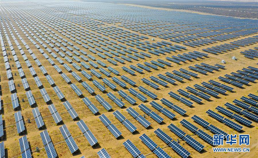 쿠부치 사막에 위치한 태양광 발전소 기지 [드론 촬영/사진 출처: 신화망]