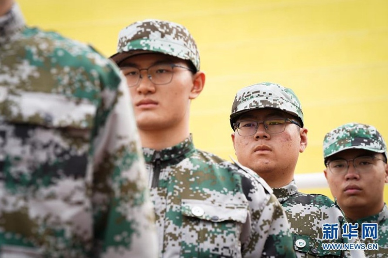 왕솨이(오른쪽 2번째)는 학교 운동장에서 군사훈련 중이다. [9월 15일 촬영/사진 출처: 신화망]
