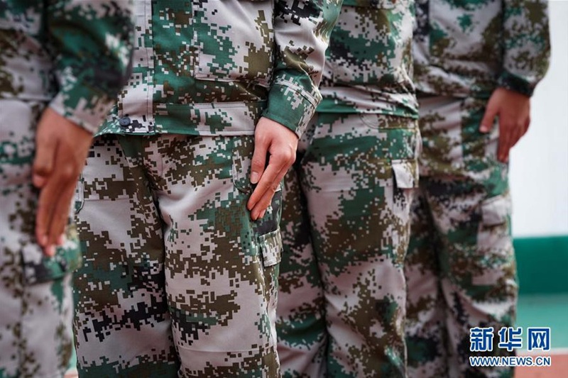 왕솨이(오른쪽 2번째)는 학교 운동장에서 군사훈련 중이다. [9월 15일 촬영/사진 출처: 신화망]