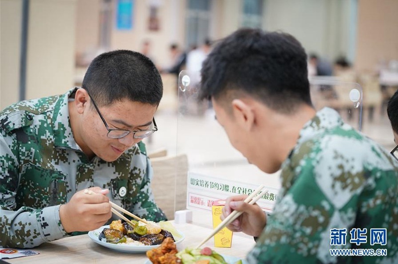 왕솨이(왼쪽)는 식당에서 저녁을 먹는다. [9월 15일 촬영/사진 출처: 신화망]