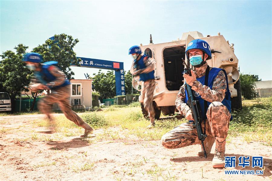 중국 제16차 수단 다르푸르 평화유지 공병분대가 병영에서 방위 훈련을 전개하고 있다.  [9월 7일 촬영/사진 출처: 신화사]