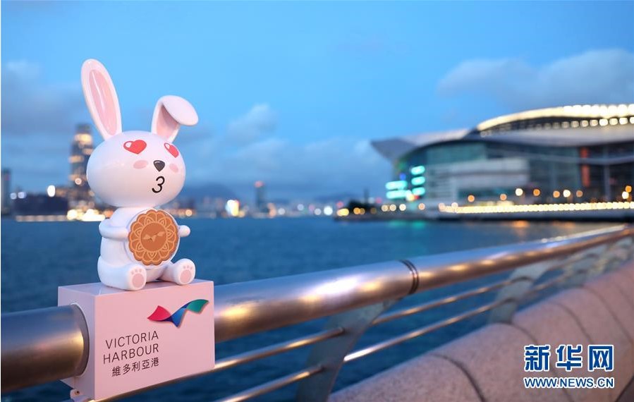 홍콩 빅토리아 항구에서 촬영한 월병 들고 있는 토끼 조형물 [9월 22일 촬영/사진 출처: 신화망]