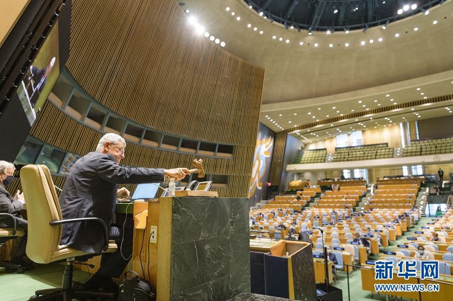 제75차 유엔총회의 볼칸 보즈크르 의장(앞)이 유엔 총회 일반토의 개막을 선포하고 있다. [사진 출처: 신화사]