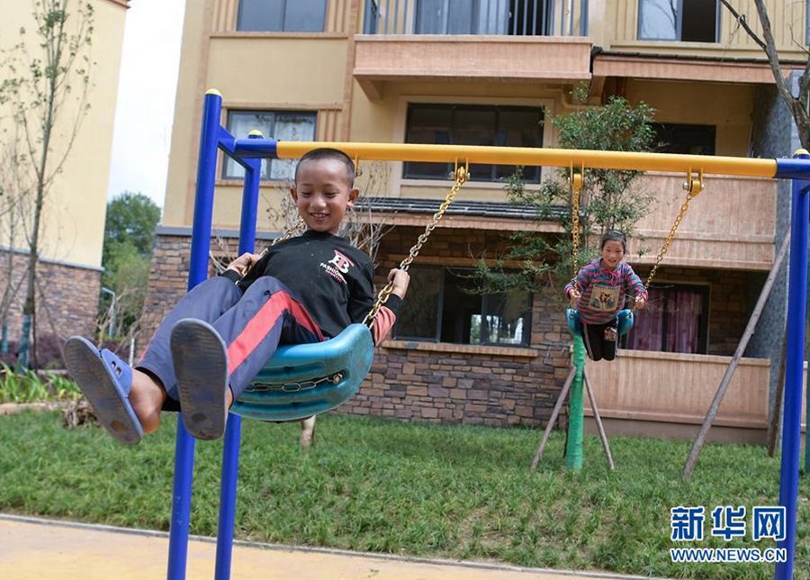 아이들이 난핑 단지 안에서 몸을 단련하며 놀고 있다. [8월 11일 촬영/사진 출처: 신화망]